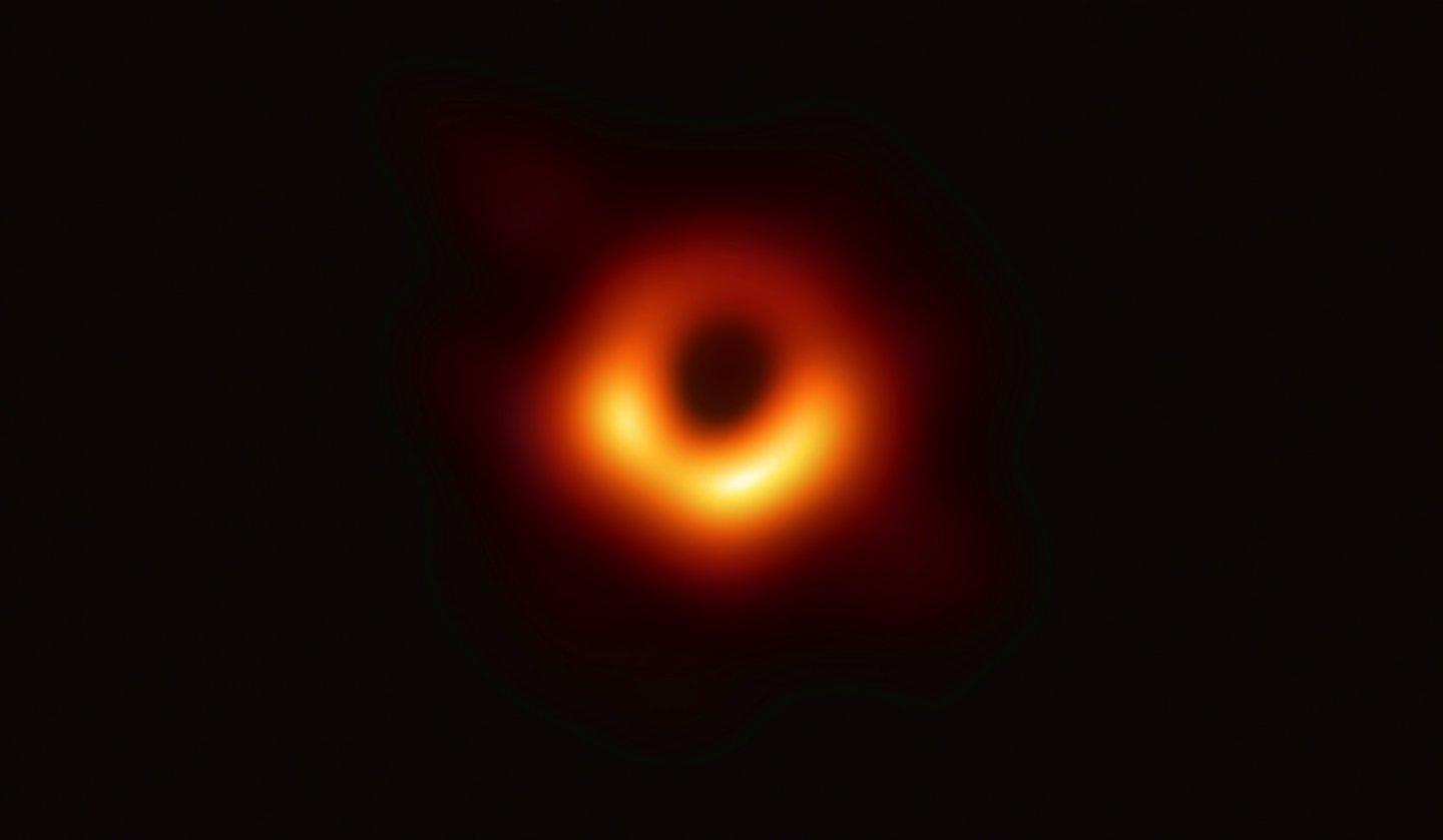 中研院與 Canon 合作，成功輸出首張拍攝成功的黑洞影像