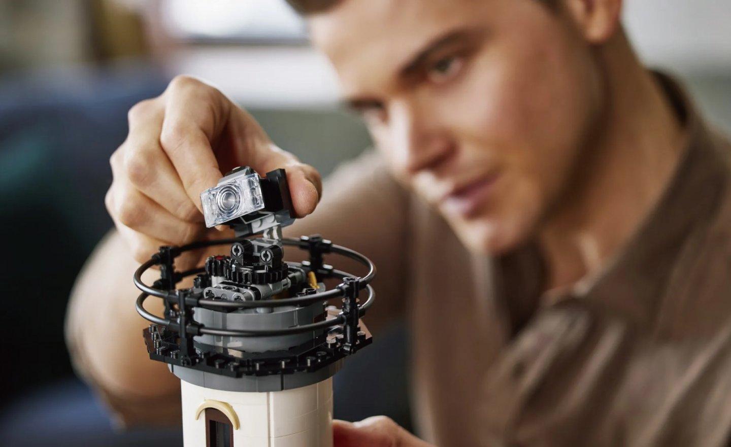 超逼真的 LEGO 樂高電動燈塔套組，搭載量身特制的菲涅爾透鏡