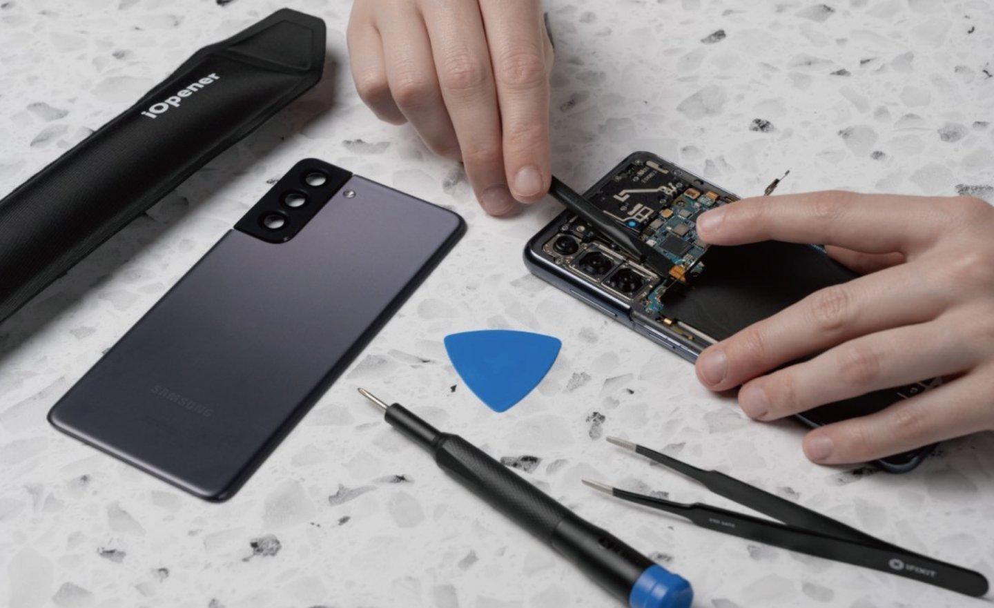 Samsung 三星與 iFixit 合作供應 DIY 手機維修套件，但目前只有旗艦手機才有