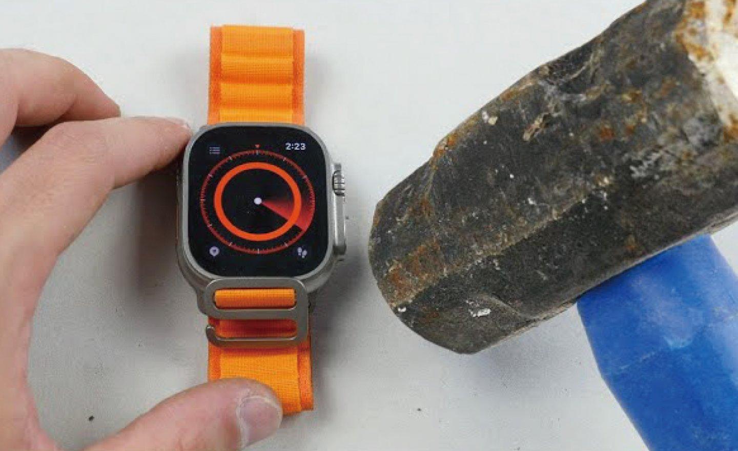 Apple Watch Ultra 耐用度實測，沒想到是桌子先壞了