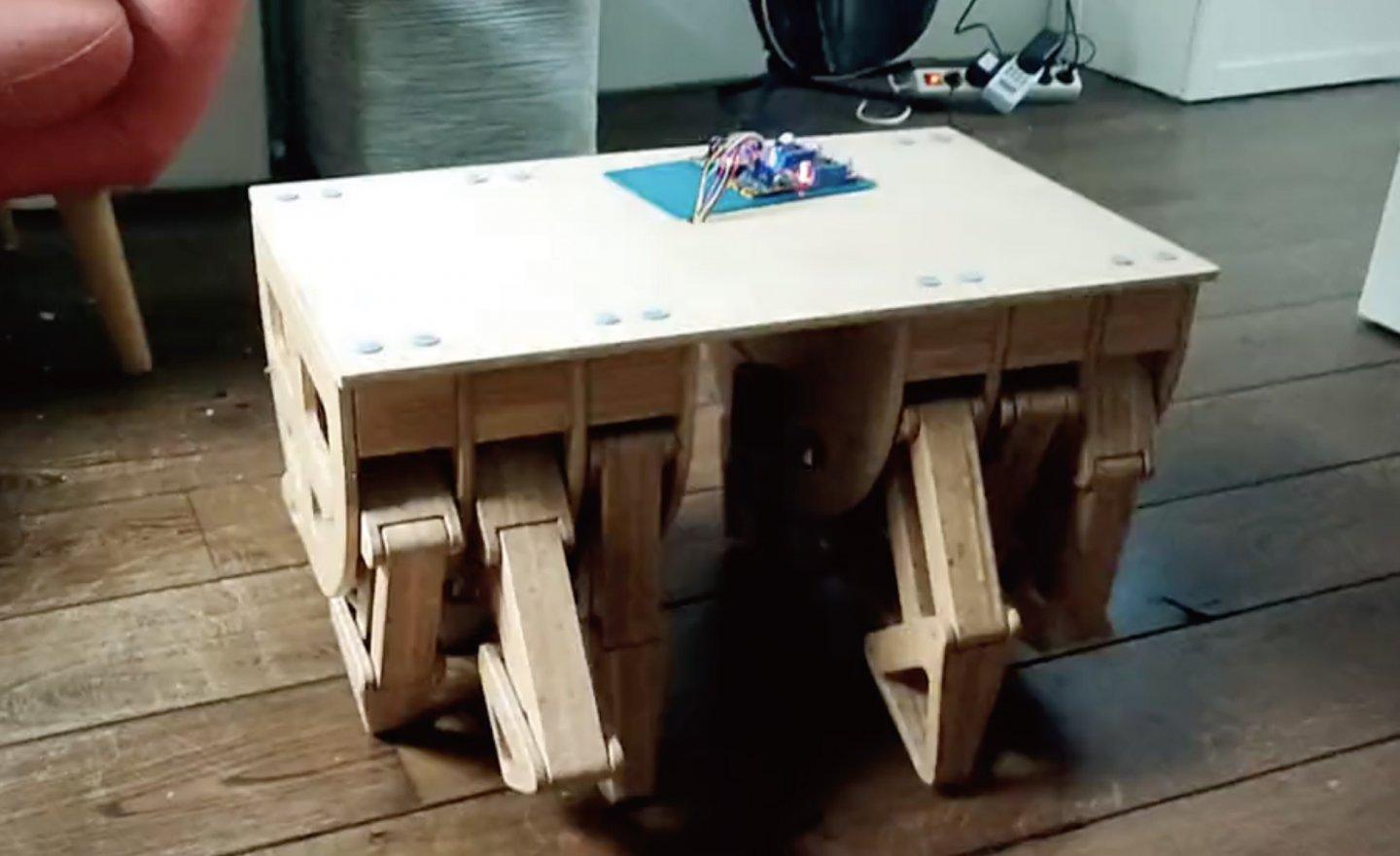 荷蘭工程師 DIY 製作擁有12隻腳的桌子，實現會走路的家具！
