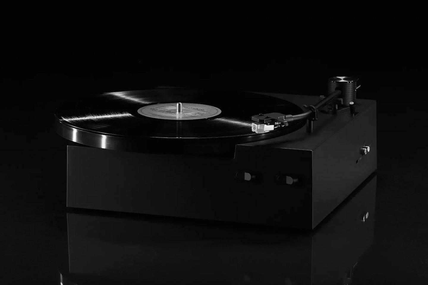 IKEA 宜家聯手電音樂團 Swedish House Mafia 設計黑膠唱片機即將上市