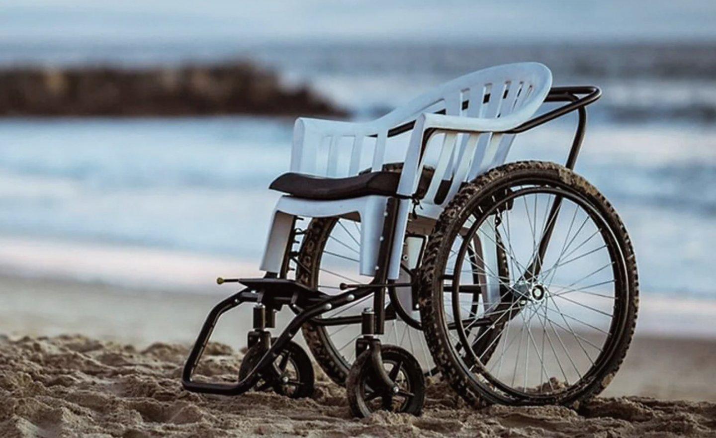 百元塑膠椅 DIY 就能變輪椅！還有 iFixit 的教學教你做