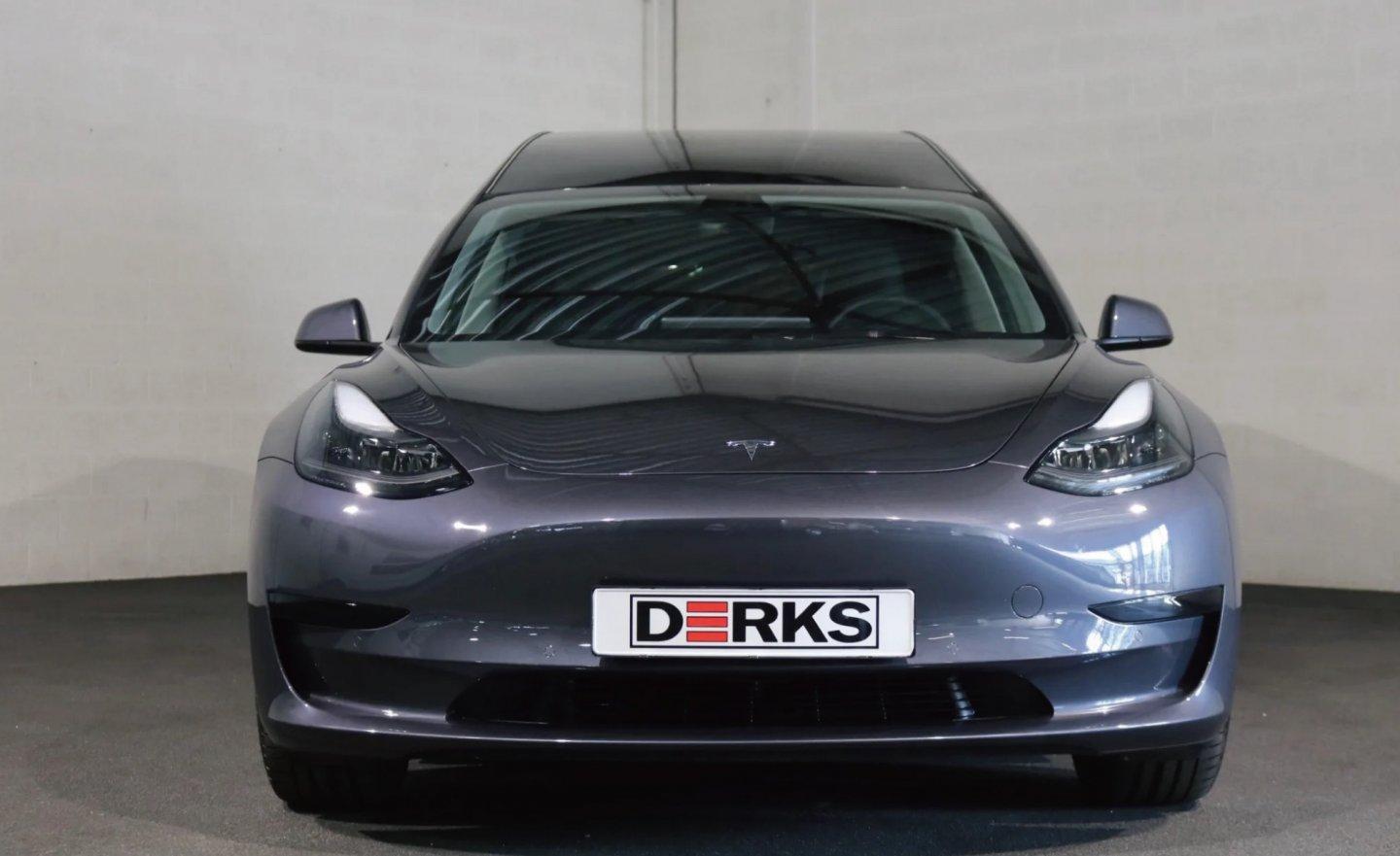 荷蘭車商打造「一輩子只能搭一次」的 Tesla Model 3！