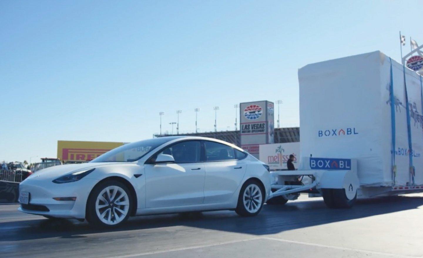 Tesla Model 3 變曳引車！輕鬆拉動 8,000 公斤的組合屋