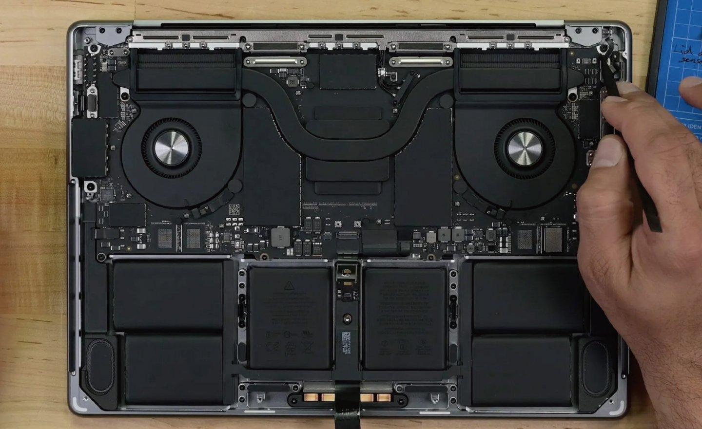 iFixit 依 Apple 蘋果官方維修指南拆解新款 MacBook Pro，實測是否真的方便 DIY