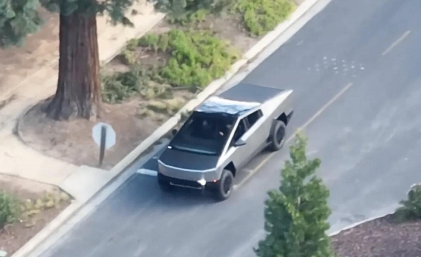 特斯拉 Tesla Cybertruck 車斗加蓋，車型看起來更加精緻