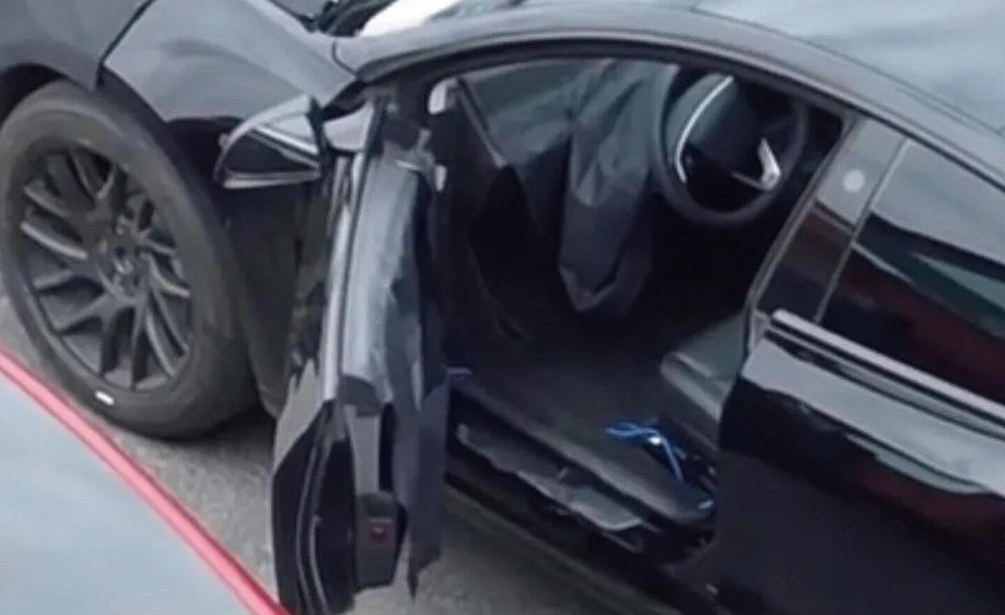 特斯拉 Tesla Model 3 改款新車照片外流，內裝疑似採用新的方向盤