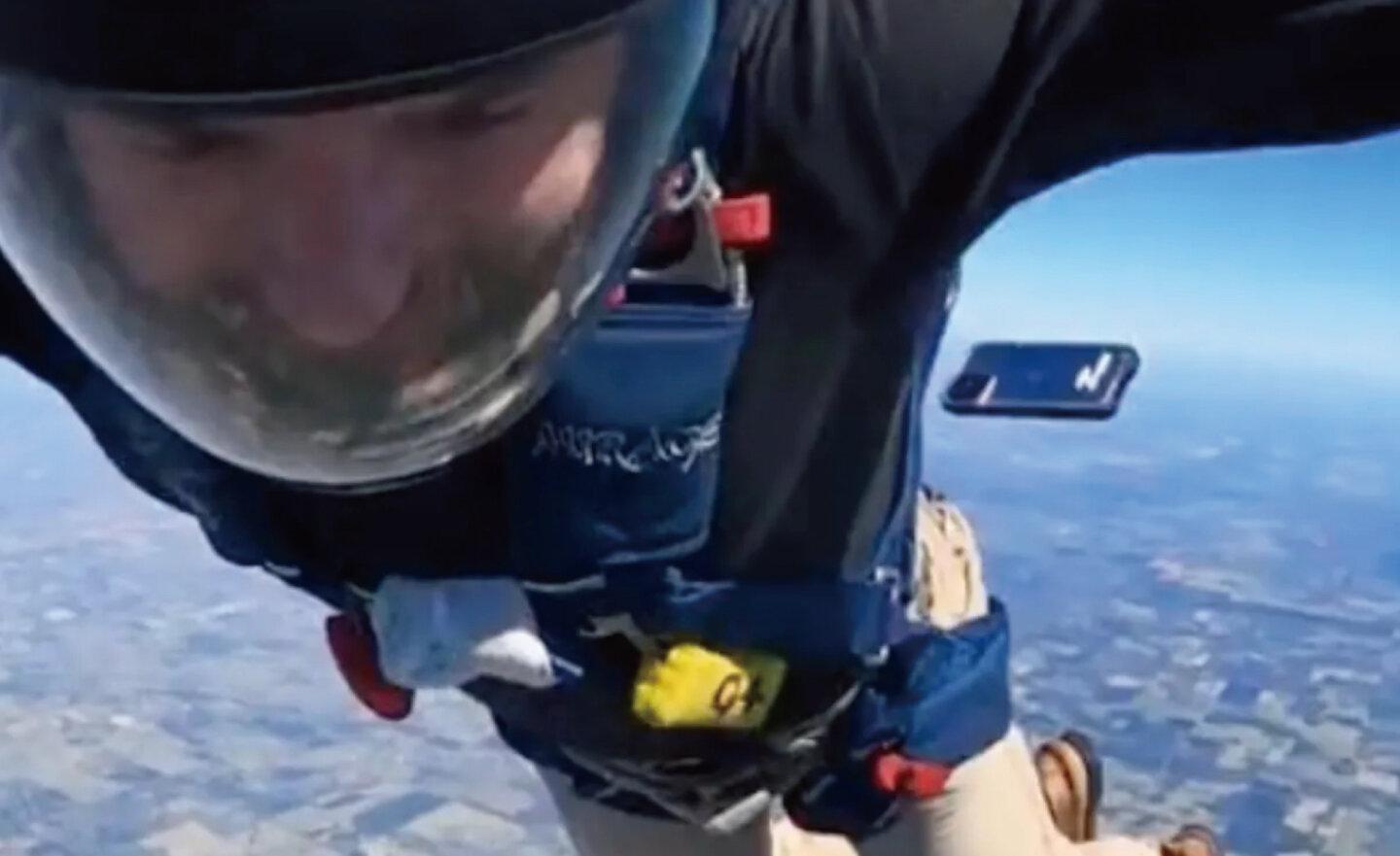 【影片】極限玩家玩跳傘，跟他的 iPhone 玩起自由落體從 14,000 英尺墜落！