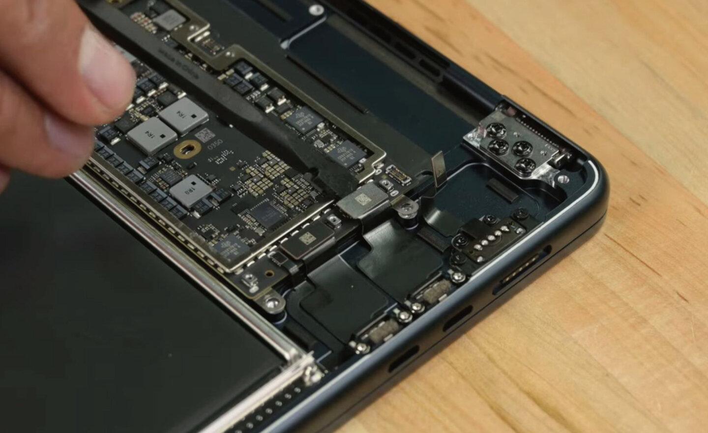 iFixit 拆解 Apple 蘋果15 吋 MacBook Air，多了兩個揚聲器