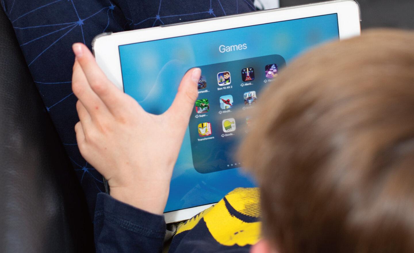 2023 年兒童螢幕時間的研究指出，只有半數家長會監控管理
