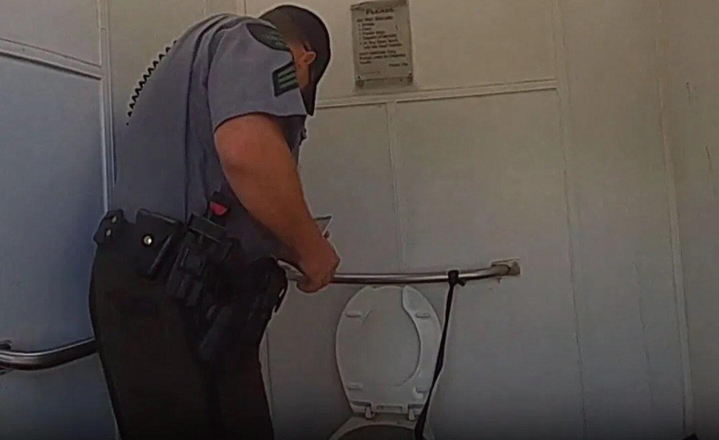 這真不是搞笑！女子為救 Apple Watch 受困廁所，警方拆馬桶救援