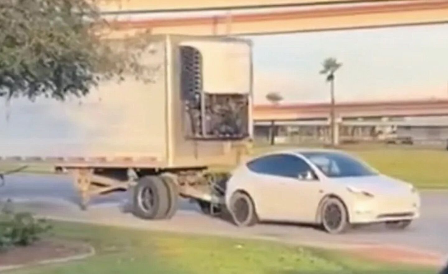 影片證明！特斯拉 Tesla Model Y 不只是跨界休旅車，還能變身「貨櫃車頭」