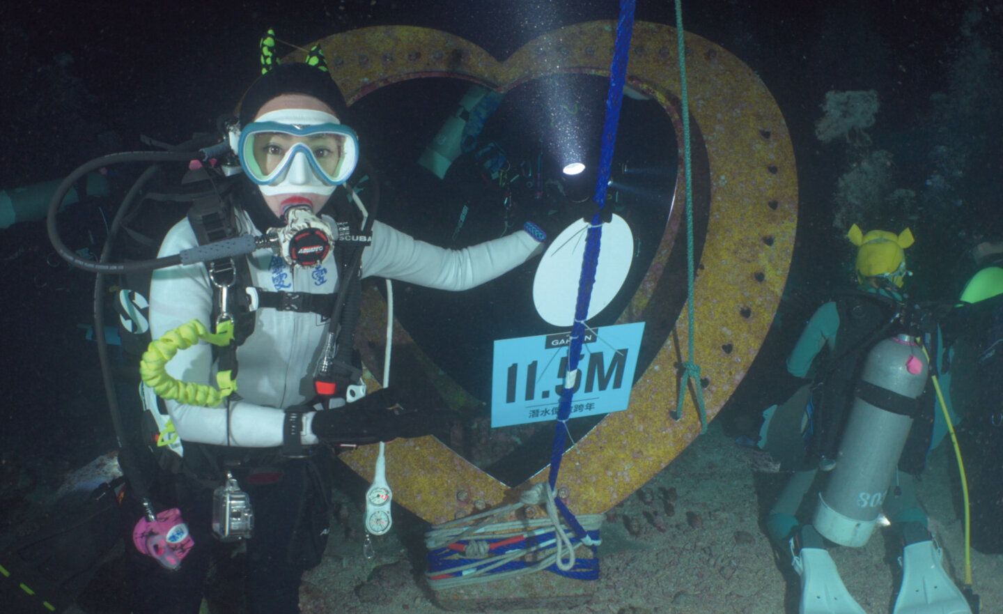 Garmin 海陸跨年迎向新年，配戴海廢潛水錶在漆黑的海底倒數