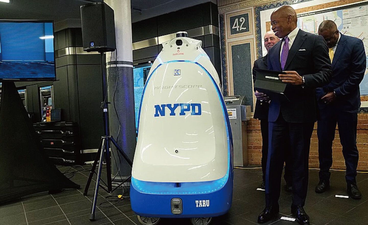 機器人警察測試結束，離開紐約時報廣場地鐵