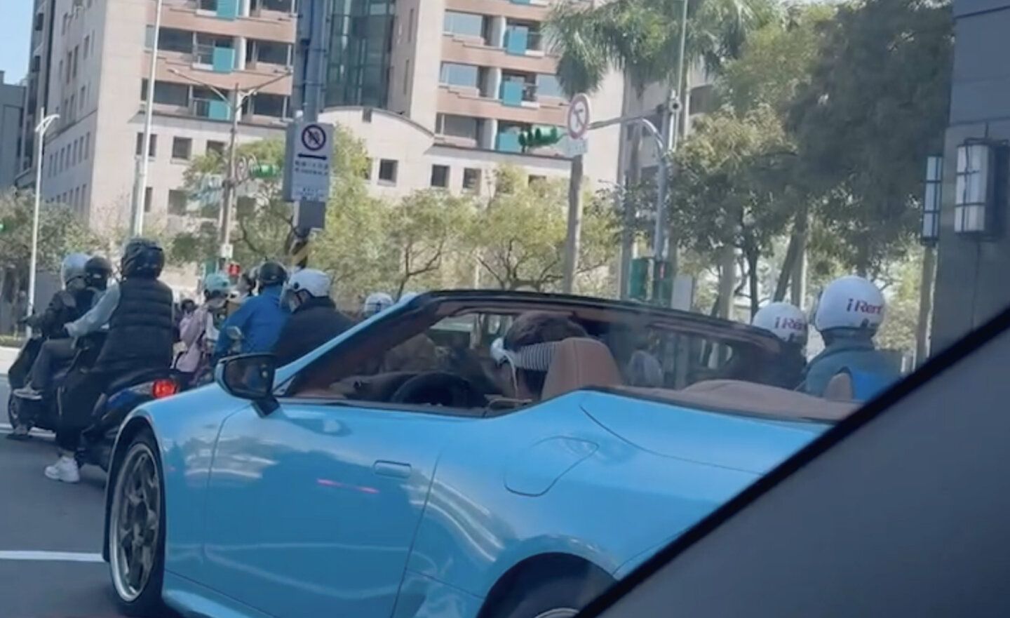 【影片】台北街頭疑似有車主開車時，戴著 Vision Pro 操作使用