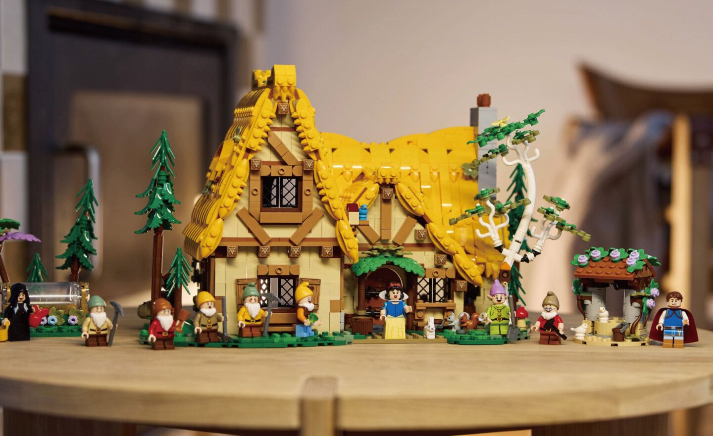 LEGO 迪士尼系列精細還原《白雪公主》小屋，10 款經典樂高人偶走入童話世界