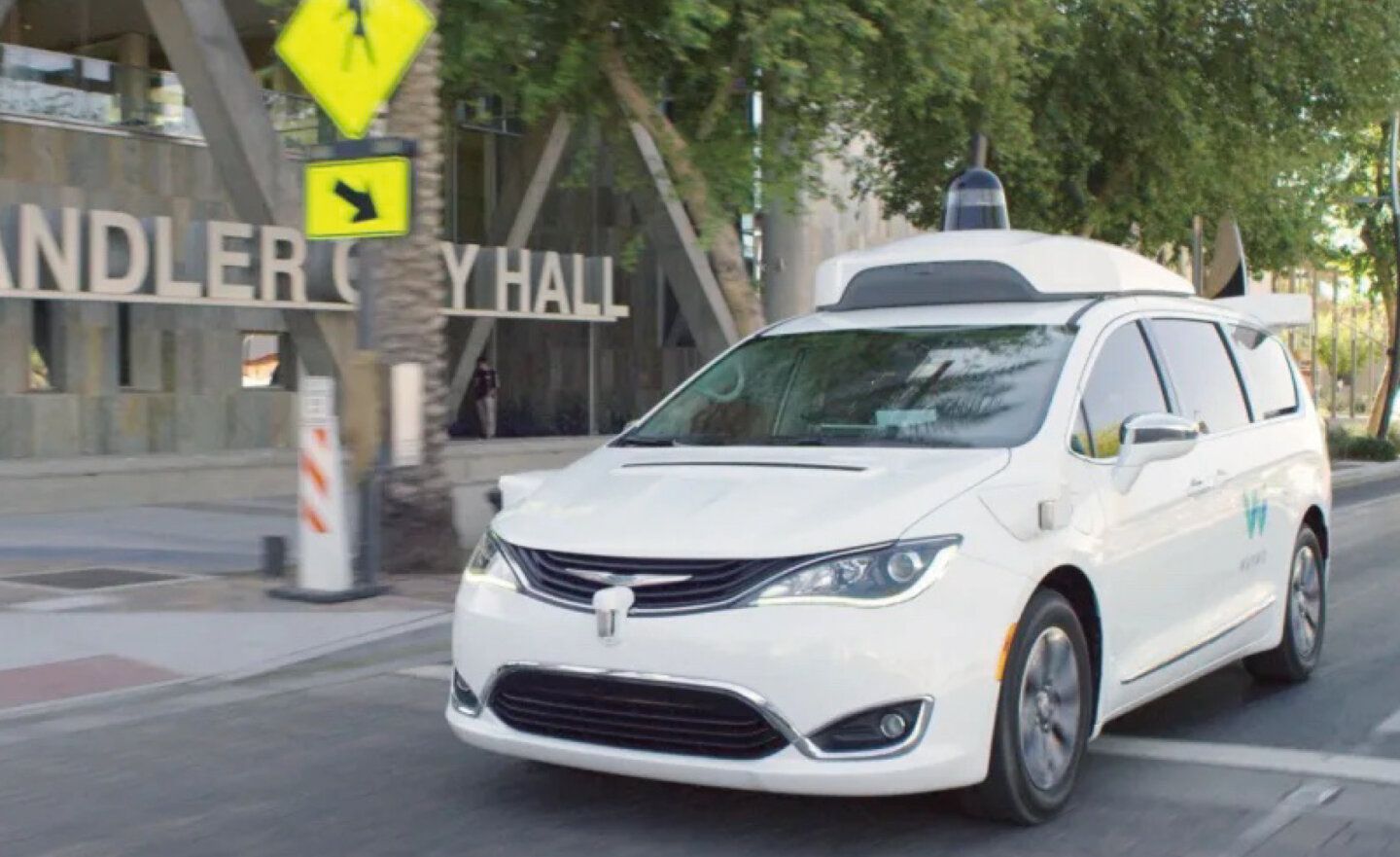 Waymo 自動駕駛車也懂美食外送！與 Uber Eats 合作在美國鳳凰城提供宅配服務