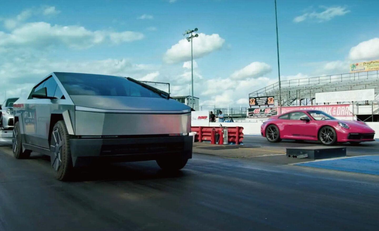 【影片】打臉馬斯克！特斯拉 Tesla Cybertruck VS 保時捷 Porsche 911 進行 1/4 英里競速，結果「保時捷」大勝